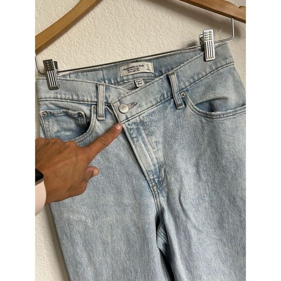 ABERCROMBIE FITCH Curve Love Ultra High Rise 90s Straight Jeans‎ Light Wash $89 - Picture 6 of 15